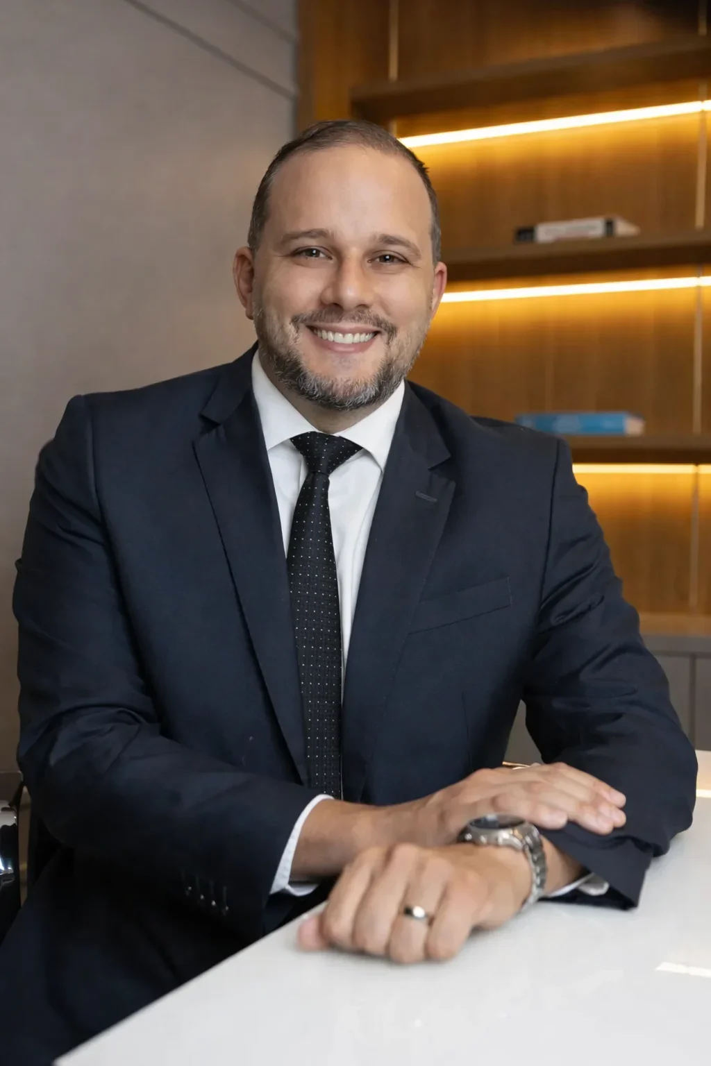 Emmanuel Nascimento sorrindo